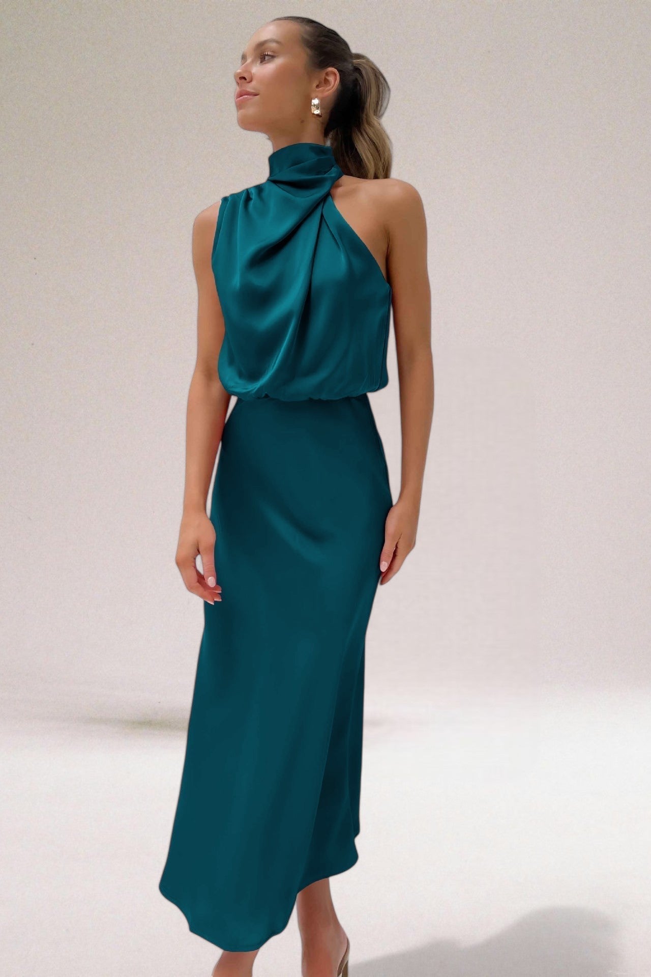 Flavia™ | Robe en satin glamour avec dos nu